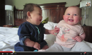 Bayi Sebelah Kiri Cuba Gigit, Yang Sebelah Kanan Cuma Ketawa. Lihat Aksi Comel Mereka!