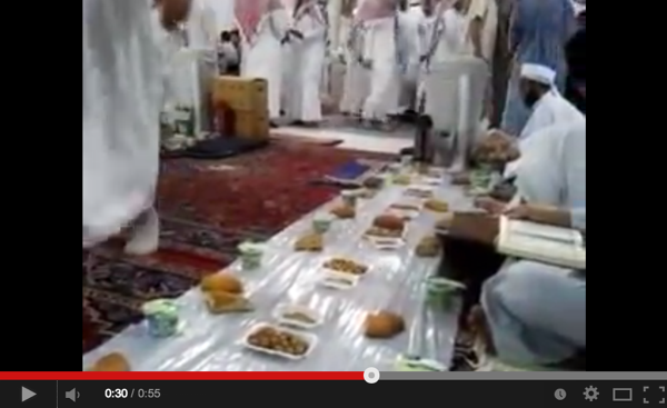 Iftar / Buka Puasa Di Masjid Nabawi, Madinah. Subhanallah, Cukup Simple!