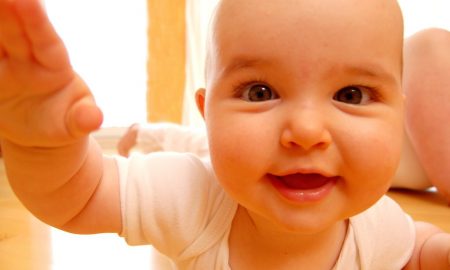 10 Cara Merangsang Otak Bayi