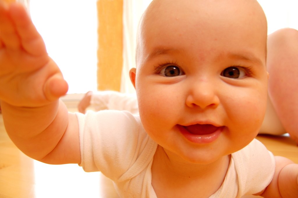10 Cara Merangsang Otak Bayi