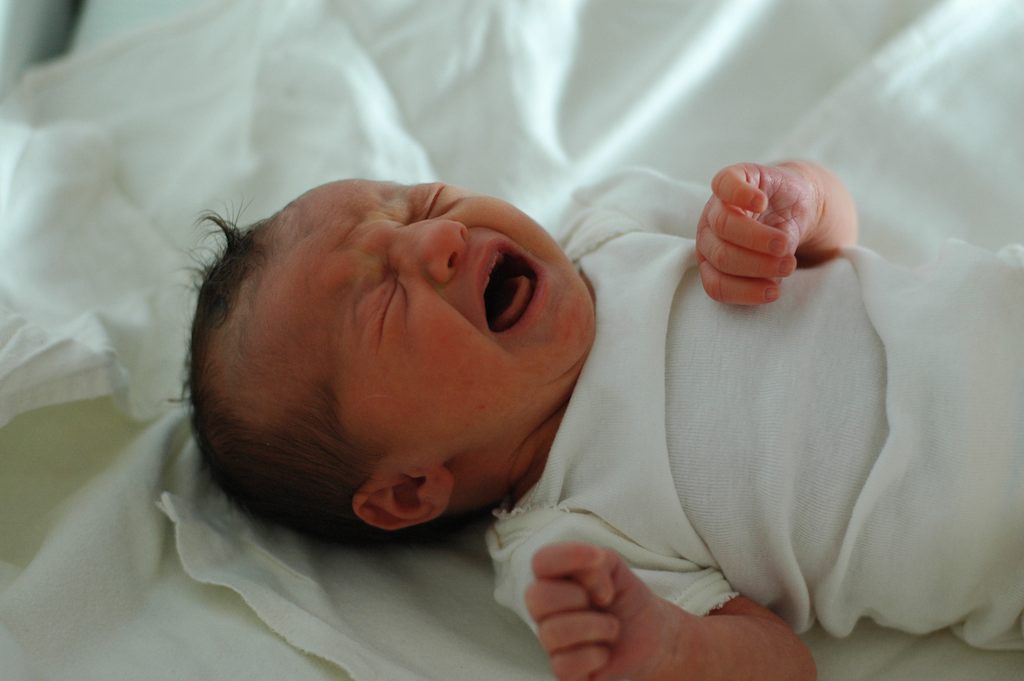 10 Cara Mengatasi Bayi Menangis, Agar Tenang!