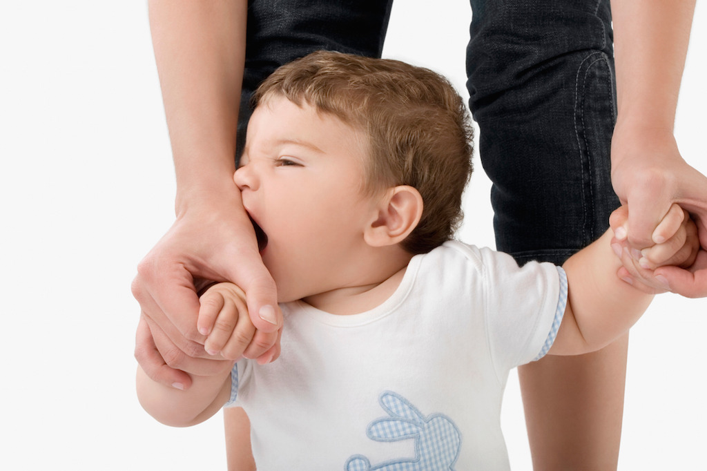 7 Cara Mengatasi Anak Suka Menggigit. Jangan Sampai Berdarah!