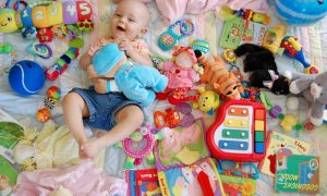 cara pilih mainan bayi mengikut usia