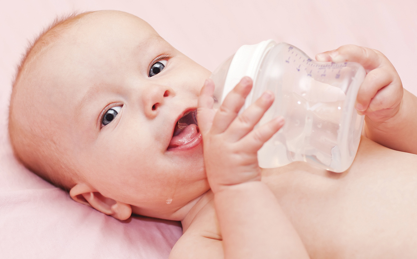 Пьет ли новорожденный воду. Вода для новорожденных. Вода для грудничка на гв. Допаивать водой новорожденного. Новорожденный ребенок воде.