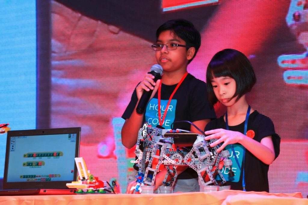 KidZania Congrezz member Chloe Soh Ke Er, 8, from SRJK Yuk Chai demonstrating about Robotics at the recent KidZ & Tech launch