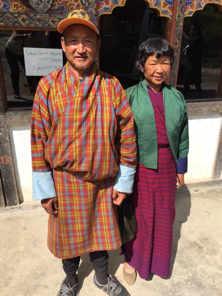 Pakaian tradisional Bhutan yang digayakan walaupun pada hari biasa. / Foto Kredit: Xryne-Hazrini
