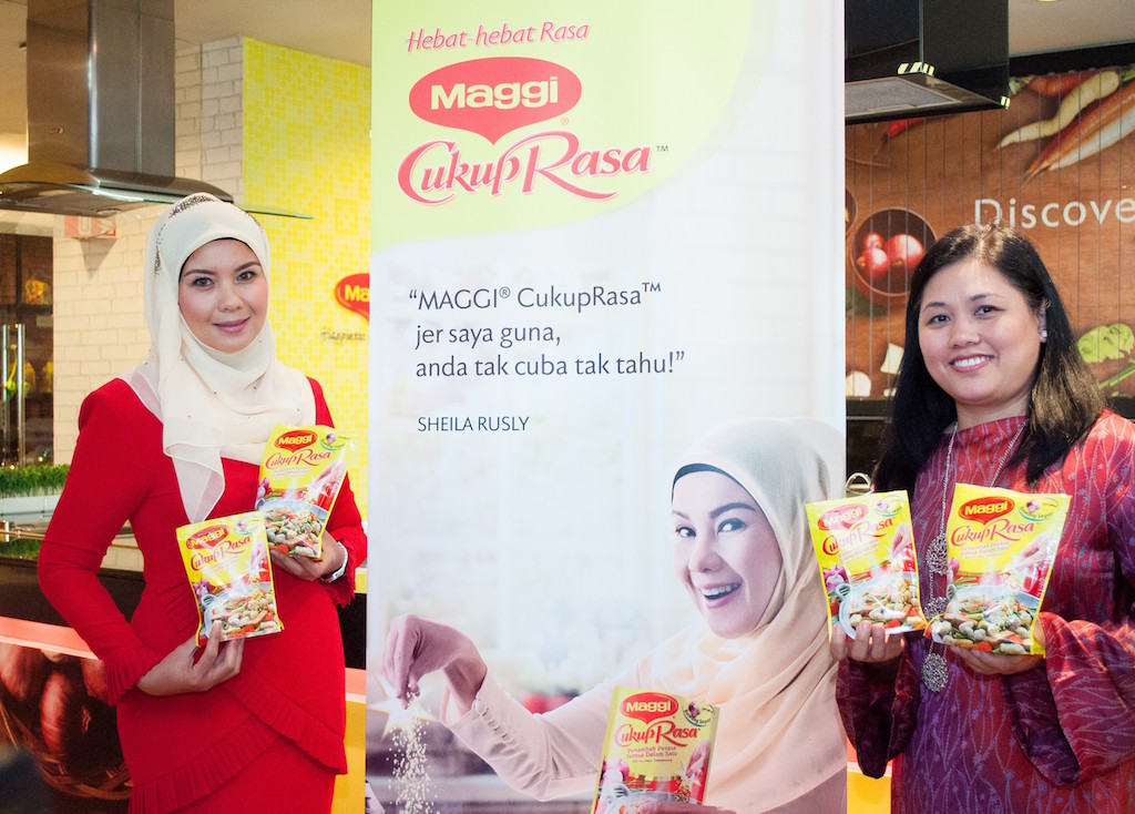 Duta MAGGI® CukupRasa™, yang terbaru, Sheila Rusly (kiri), seorang selebriti dan produser, bersama Ms. Rosalyn Simba (kanan), Pengurus Eksekutif Perniagaan, Bahagian Makanan, Nestlé (Malaysia) Berhad di majlis pelancaran bertempat di Dapur MAGGI® Masak-Masak