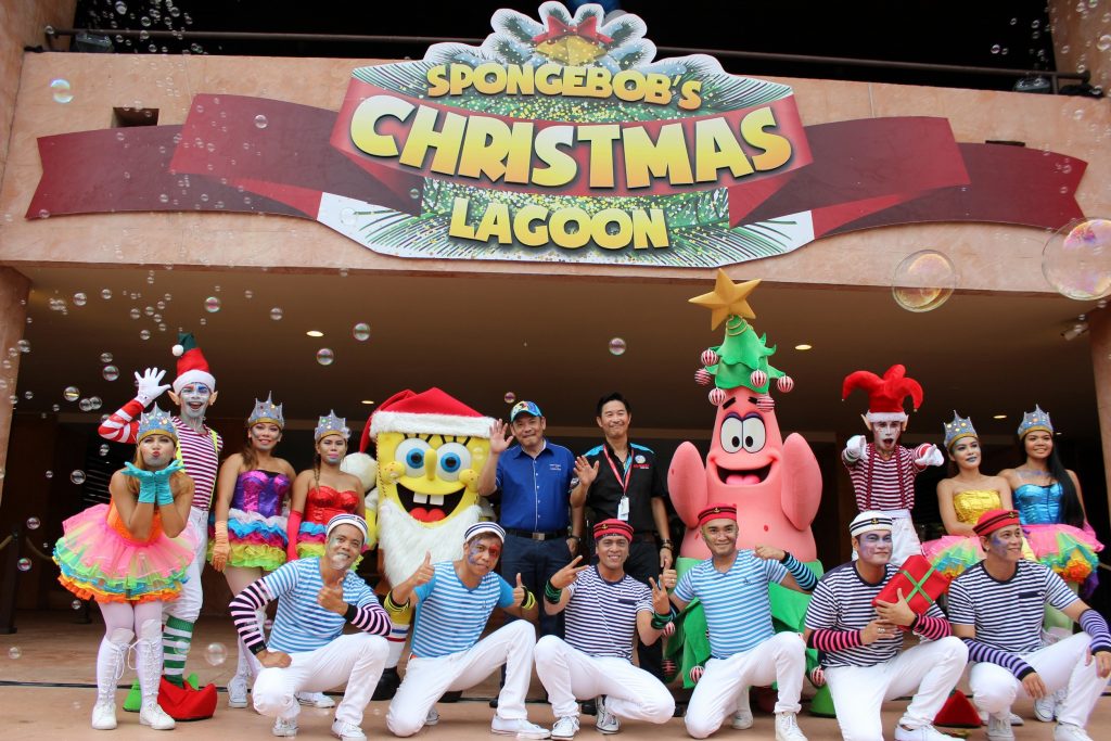 Barisan penari bersama Sean Choo iaitu Pengurus Besar Sunway merasmikan pembukaan SpongeBob Christmas Lagoon