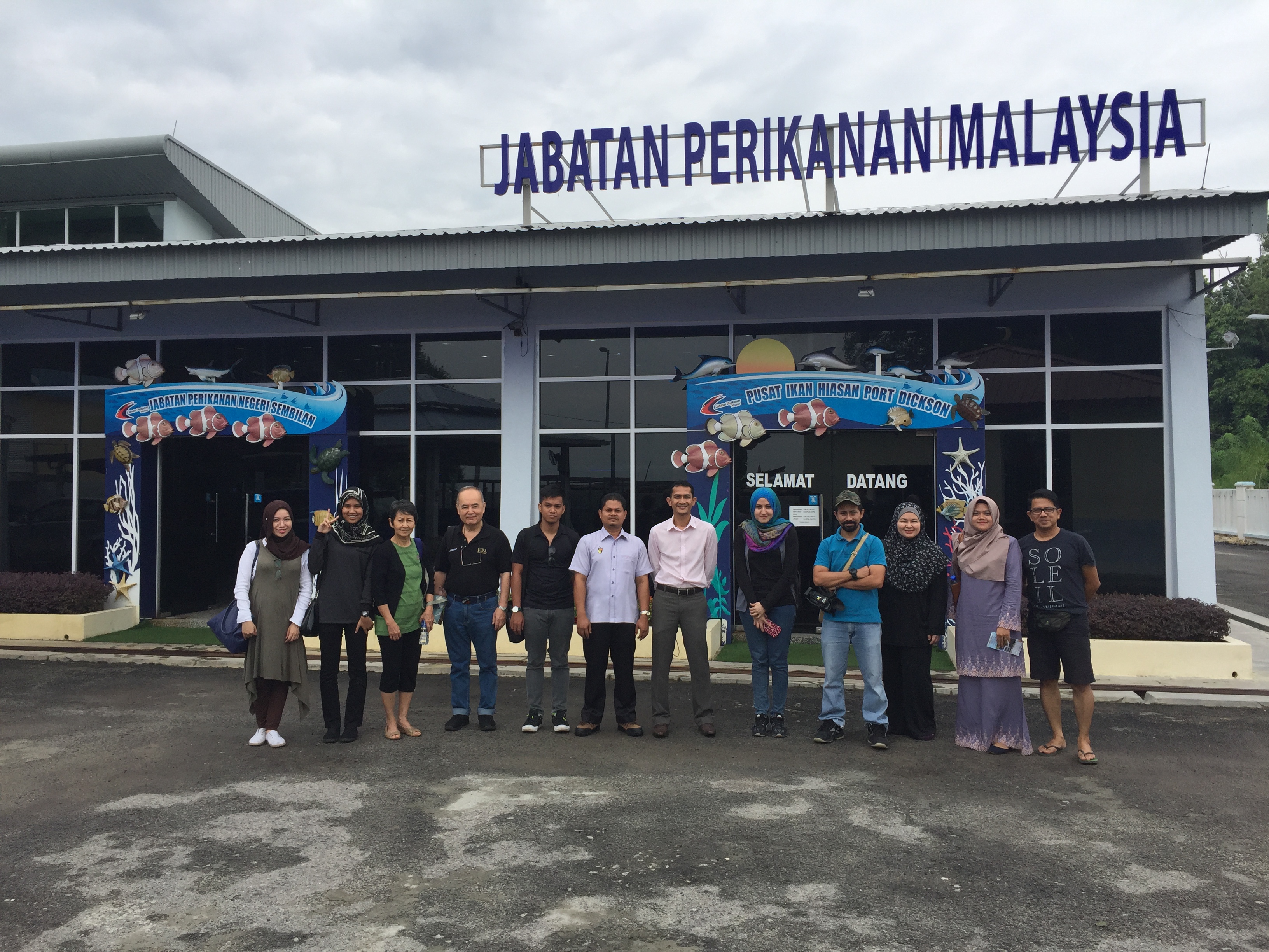 Jabatan Perikanan Malaysia di Teluk Kemang merupakan Pusat Hiasan Ikan Port Dickson (PIHPD) yang berfungsi menggalakkan pembangunan industri ikan hiasan terutamanya ikan hiasan marin