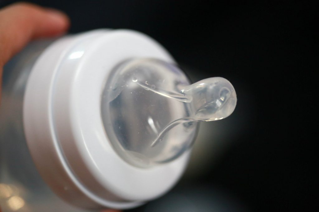 choose-a-nipple-for-an-infant-bottle-step-7