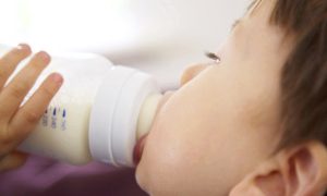 5 Sebab Kena Hentikan Anak Hisap Botol Susu Sebelum Usia 3 Tahun