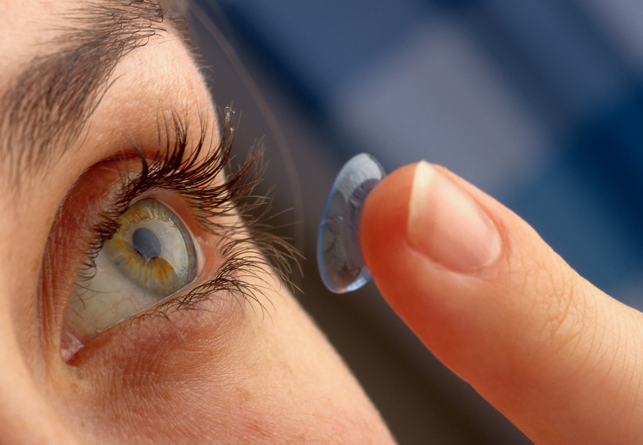 Tips Pemakaian ‘Contact Lens’ Dengan Lebih Betul, Tak Perlu Pedih Mata