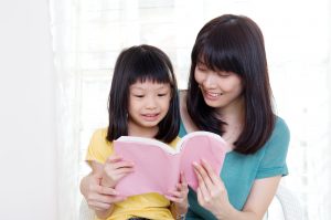 reading-to-kid-asian