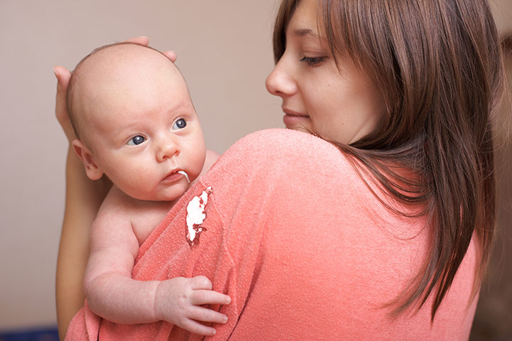bayi muntah susu, muntah susu, reflux pada bayi, bayi sering muntah, bayi muntah masuh angin, bayi muntah setiap hari