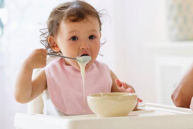 Risiko Usus Luka & Tersumbat Jika Beri Makanan Pejal Kepada Bayi Sebelum  Umur 6 Bulan